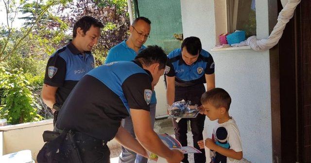 Günlerdir yüzü silinen polis bebeğine ağlıyordu polis amcaları onu bebeksiz bırakmadı