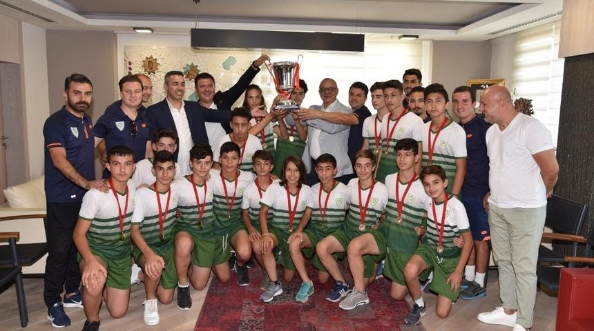 Başkan Erg&uuml;n şampiyonları ağırladı