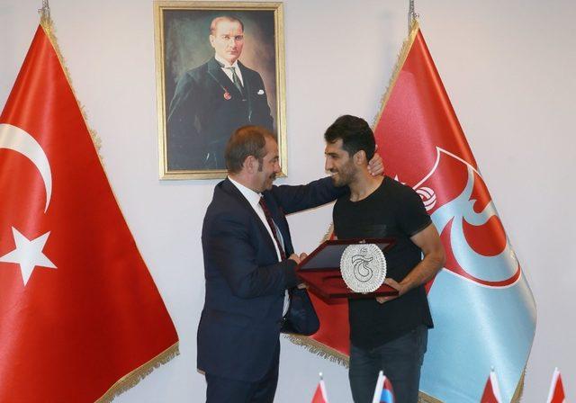 Trabzonspor’dan Vahid Amiri’ye veda plaketi