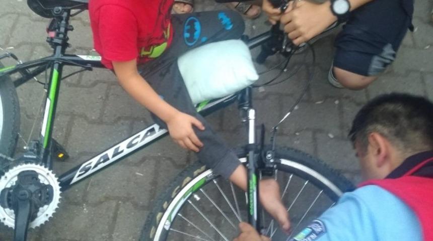 Ayağı bisiklet jantına sıkıştı