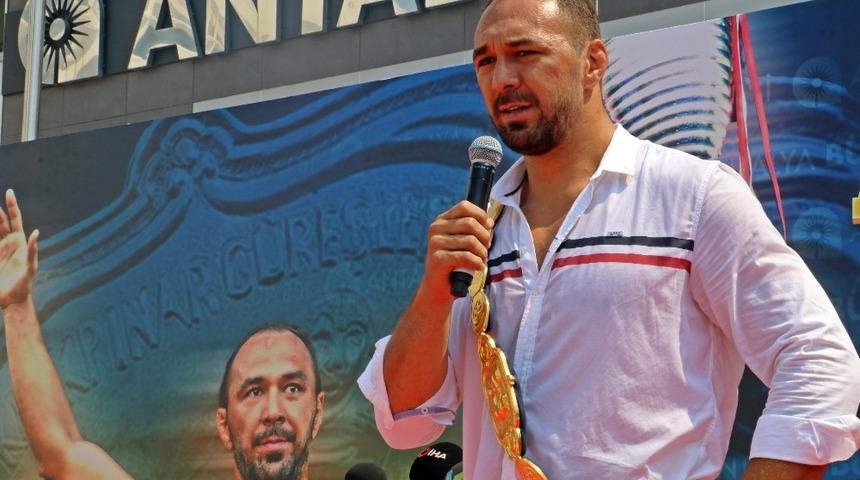 Antalya’da binlerce kişi Kırkpınar Başpehlivanı Ali Gürbüz için toplandı