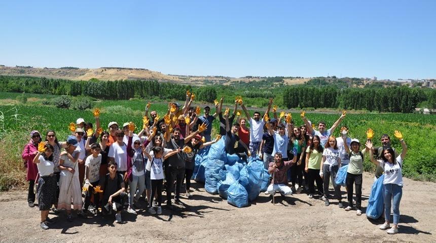 Gen&ccedil;ler Hevsel Bah&ccedil;elerini temizledi