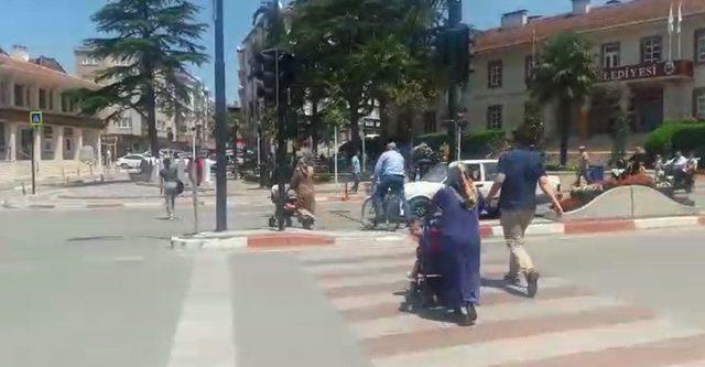 Elektrikler kesildi, trafiğin kontrolü polislere kaldı