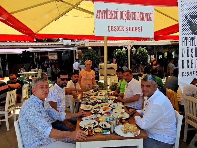 Çeşme’de siyasi parti başkanlarını buluşturan kahvaltı