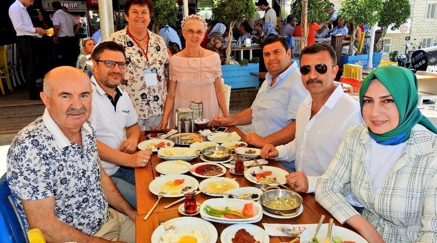 &Ccedil;eşme&rsquo;de siyasi parti başkanlarını buluşturan kahvaltı