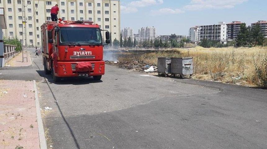 &Ccedil;ıkan anız yangını itfaiye s&ouml;nd&uuml;rd&uuml;