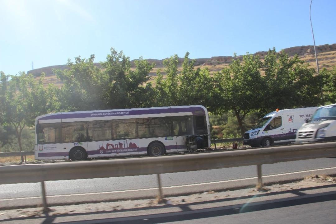 Seyir halindeki otob&uuml;s bir anda alev aldı