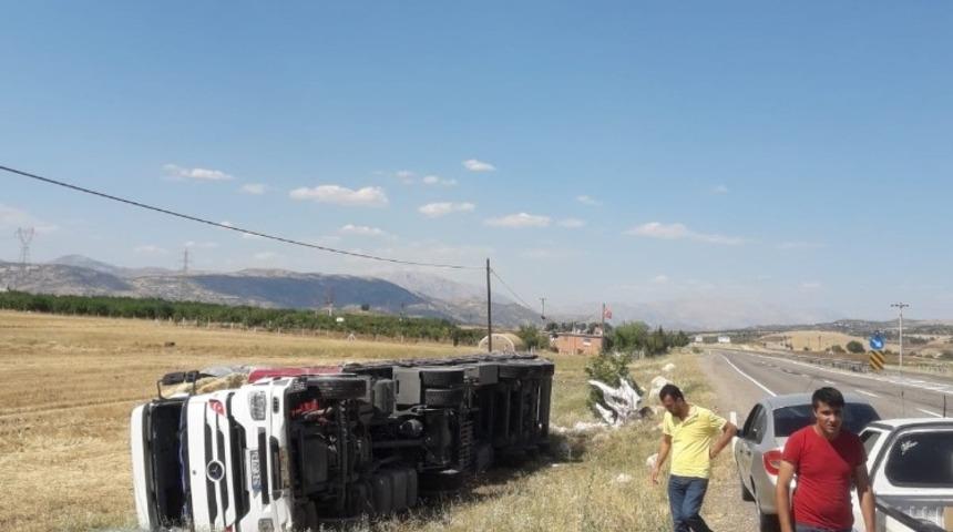G&ouml;lbaşı&rsquo;nda saman y&uuml;kl&uuml; tır devrildi