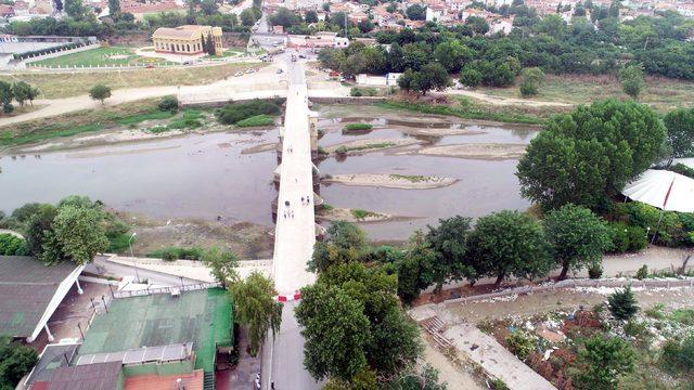 Edirne'nin restorasyona alınan tarihi Tunca Köprüsü, trafiğe kapatıldı