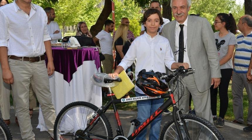 Başkan Mızraklı LGS birincilerine bisiklet hediye etti