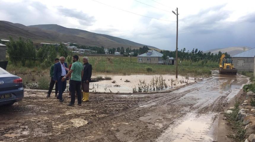 Sağanak yağış sele neden oldu