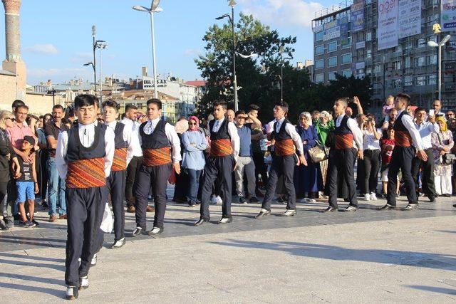 Halk oyunları ekibine coşkulu karşılama