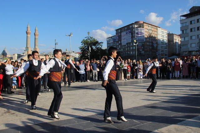 Halk oyunları ekibine coşkulu karşılama