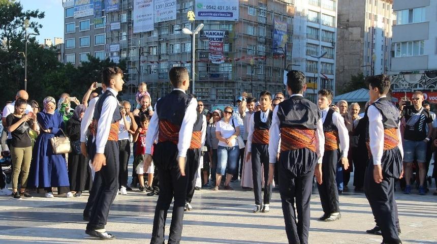 Halk oyunları ekibine coşkulu karşılama