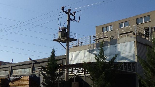 Tişörtünü almaya giden işçinin üzerine yanan elektrik kablosu düştü