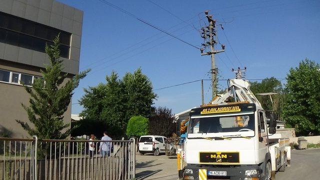 Tişörtünü almaya giden işçinin üzerine yanan elektrik kablosu düştü