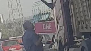 İzmir'de TIR şoförü tartıştığı sürücünün üzerine aracını sürdü