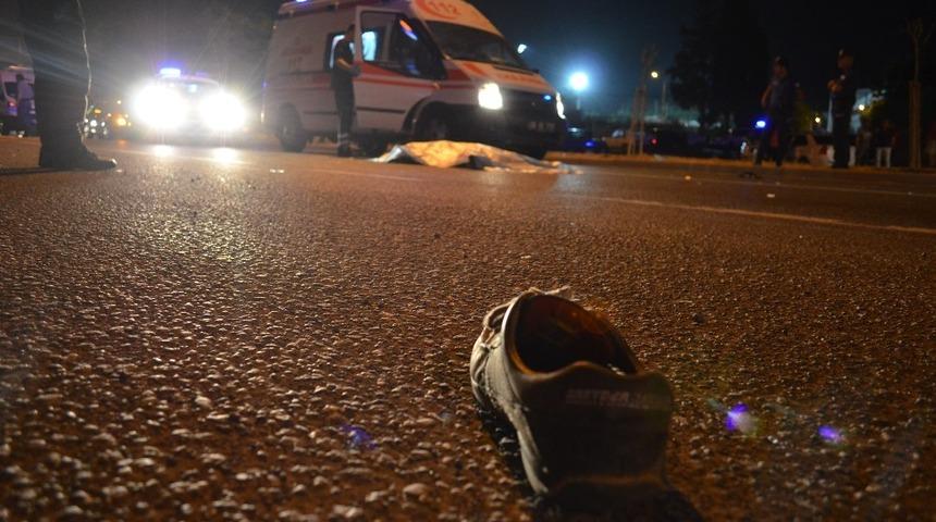 Kağıt toplayan yaşlı adamın korkun&ccedil; &ouml;l&uuml;m&uuml;! Metrelerce savruldu!