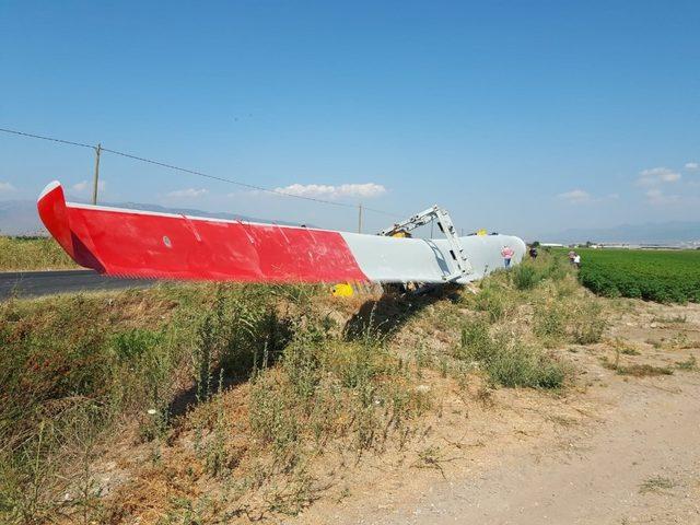 Menemen’de rüzgar türbininin kanadını taşıyan tır devrildi