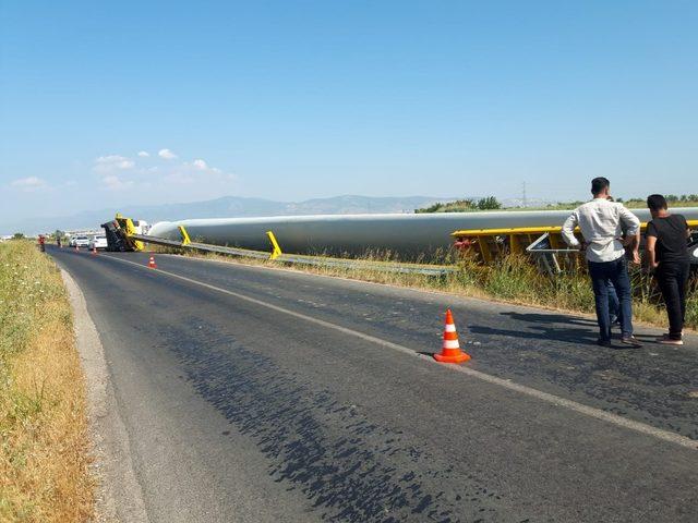 Menemen’de rüzgar türbininin kanadını taşıyan tır devrildi