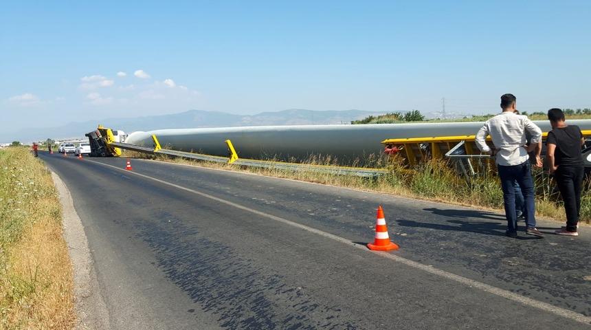 Kazayı gören şaşkınlığını gizleyemedi! 55 metrelik yüküyle birlikte devrildi!