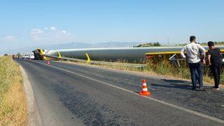 Kazayı gören şaşkınlığını gizleyemedi! 55 metrelik yüküyle birlikte devrildi!