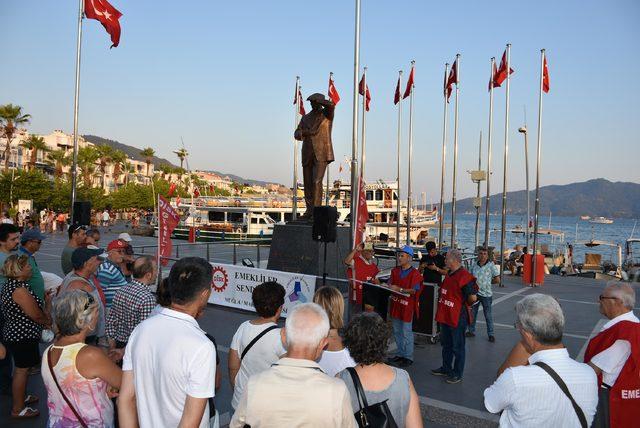 Marmaris’te emekliler zam oranlarını protesto etti 