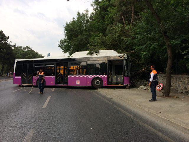 Büyükdere Caddesi'nde halk otobüsü duvara çarptı(1)