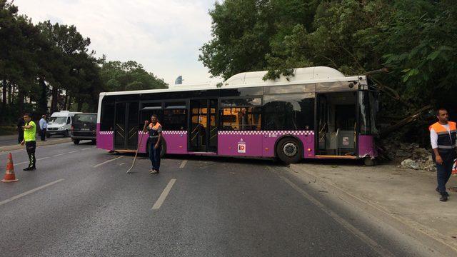 Büyükdere Caddesi'nde halk otobüsü duvara çarptı(1)