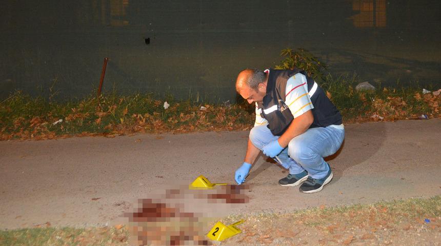 Sokak ortasında g&ouml;ğs&uuml;nden bı&ccedil;aklandı