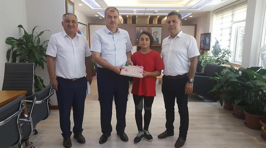 İl Milli Eğitim Müdürü Okumuş’tan Türkiye 3’üncüsüne hediye