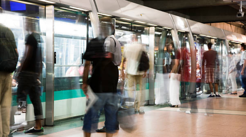Ünlü spiker etek altı fotoğraf çekerken yakalandı!