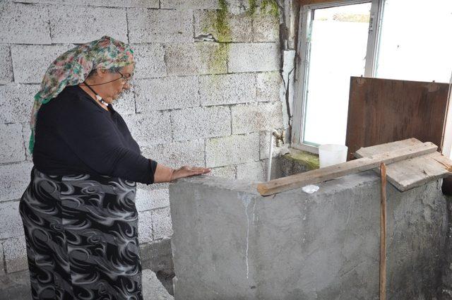 Kars’ta yaşlı çiftin tek odada yaşam mücadelesi