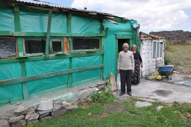 Kars’ta yaşlı çiftin tek odada yaşam mücadelesi