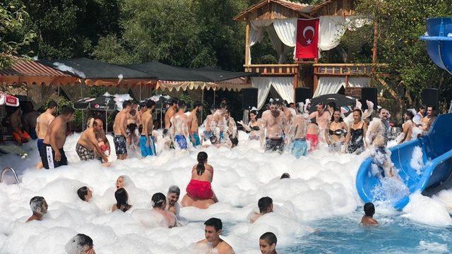 Sıcaktan bunalanlar kendileri buz gibi suya atıp köpük partisiyle eğleniyor