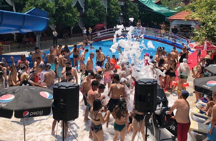 Sıcaktan bunalanlar kendileri buz gibi suya atıp köpük partisiyle eğleniyor G4