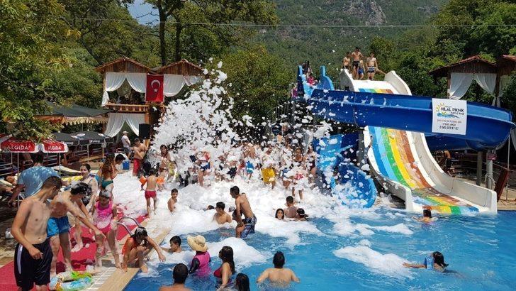 Sıcaktan bunalanlar kendileri buz gibi suya atıp köpük partisiyle eğleniyor G5