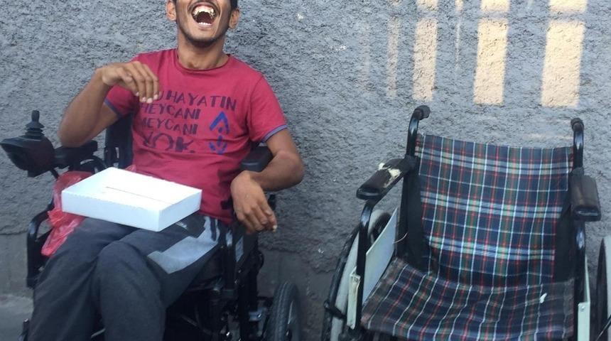 Suriyeli engelli gencin ak&uuml;l&uuml; sandalye heyecanı
