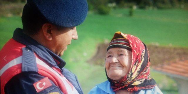 Şehit annesinin suluboya portresini yaptırıp, hediye etti