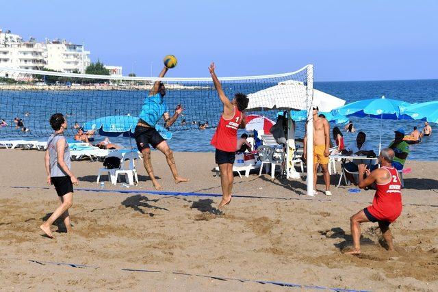 Voleybol turnuvaları plajlara renk kattı