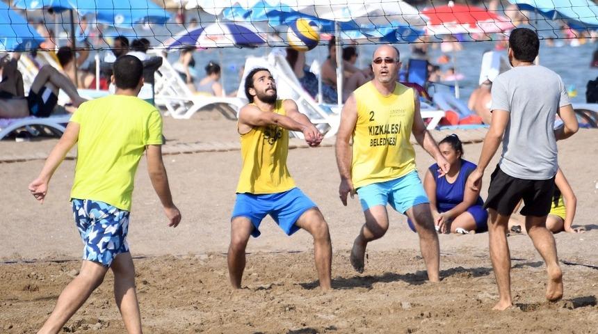 Voleybol turnuvaları plajlara renk kattı