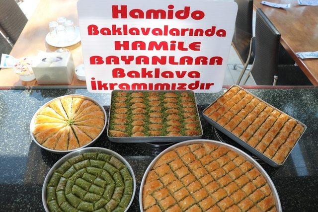 Saldırıyı kınayan Gaziantepli baklavacılardan hamile kadınlara baklava bedava