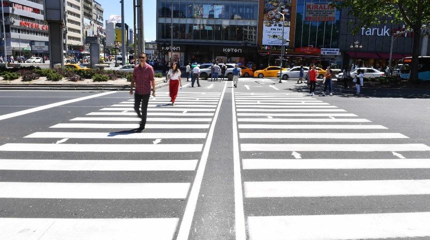 Başkentte yaya ge&ccedil;itleri yenileniyor