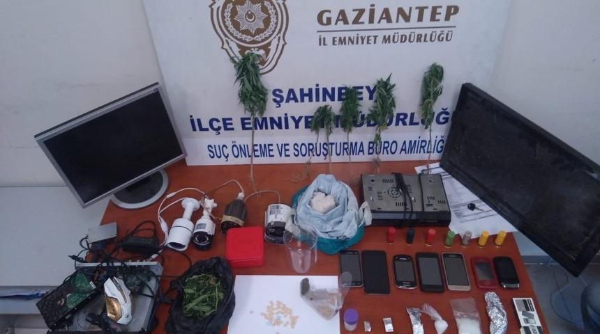 Uyuşturucu taciri su&ccedil;&uuml;st&uuml; yakalandı