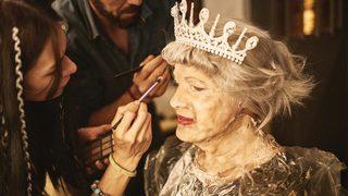 Ozan Doğulu Kraliçe Elizabeth oldu!