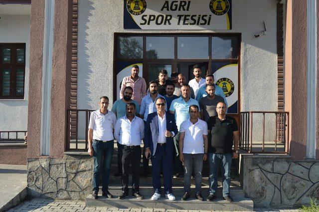 Ağrılı İş Adamı Yılmaz Üzeyiroğlu Ağrı Spor tesislerini ziyaret etti