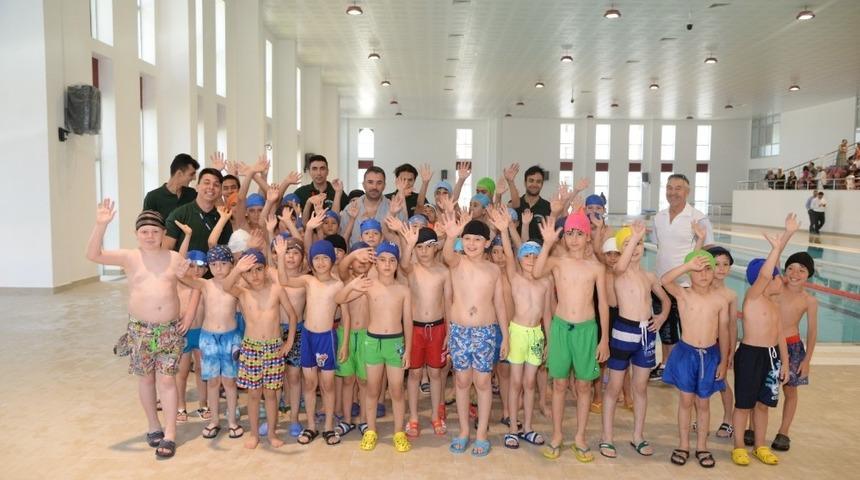 Pursaklar Kapalı Y&uuml;zme Havuzunda dersler başladı