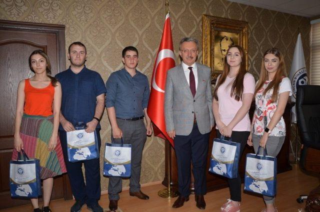 Yabancı uyruklu öğrencilerden Rektör Levent’e ziyaret