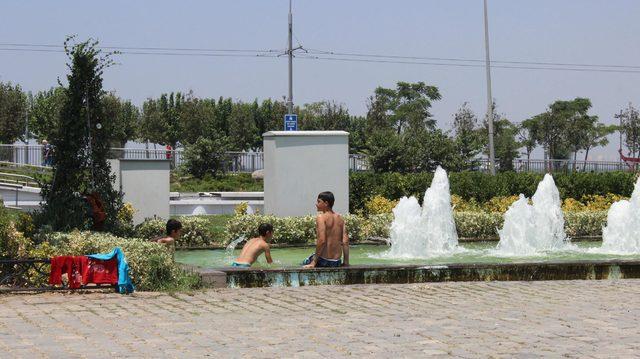 Yağmur yoğun bakımda, çocuklar yine süs havuzunda