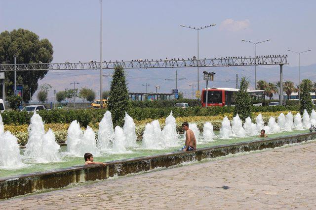 Yağmur yoğun bakımda, çocuklar yine süs havuzunda